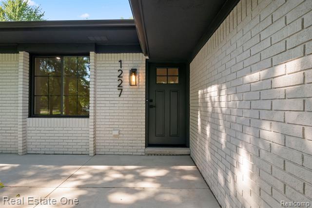 Builiding view five for 1227 Shallowdale, Troy, MI. 48085