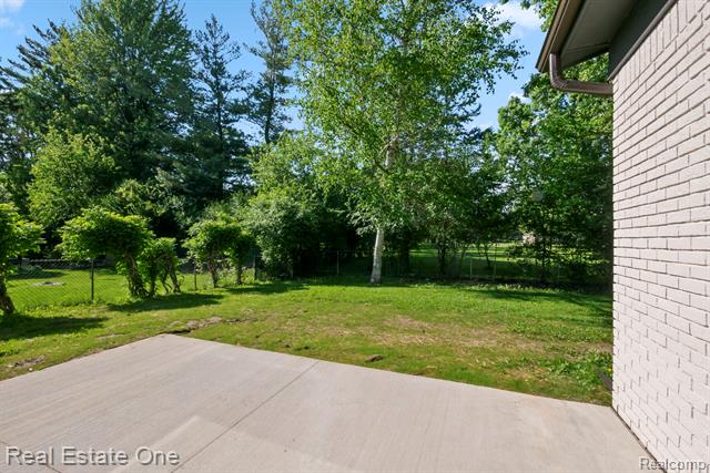 Builiding view sixty for 1227 Shallowdale, Troy, MI. 48085