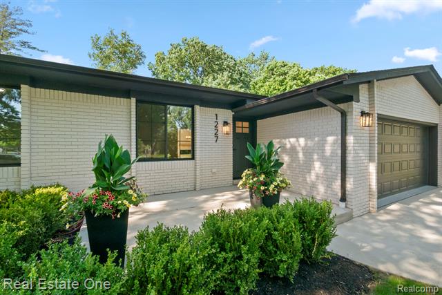 Builiding view three for 1227 Shallowdale, Troy, MI. 48085