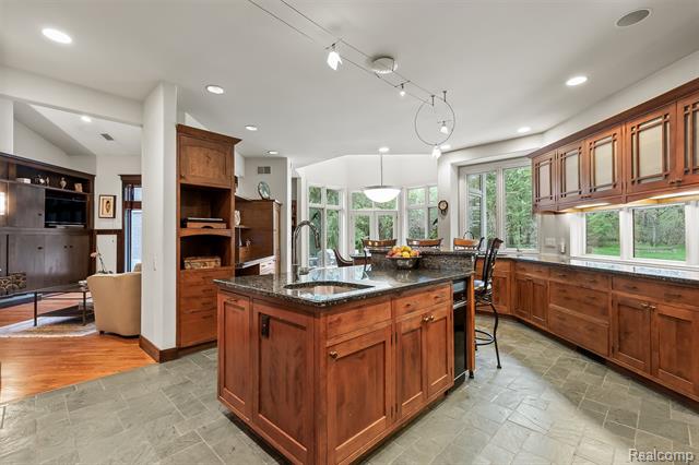 Builiding view fifteen for 1800 Tiverton, Bloomfield Hills, MI. 48304