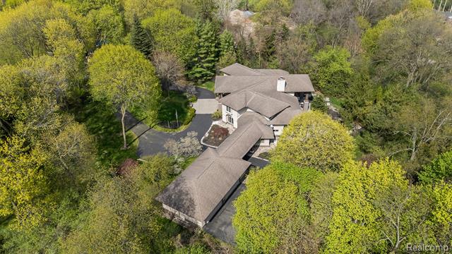 Builiding view fifty for 1800 Tiverton, Bloomfield Hills, MI. 48304
