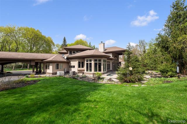Builiding view forty five for 1800 Tiverton, Bloomfield Hills, MI. 48304