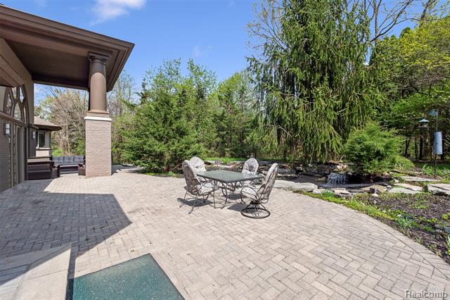 Builiding view forty four for 1800 Tiverton, Bloomfield Hills, MI. 48304