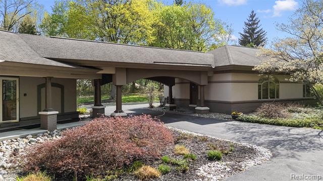 Builiding view forty seven for 1800 Tiverton, Bloomfield Hills, MI. 48304
