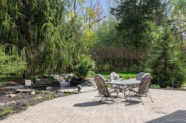 Builiding view forty three for 1800 Tiverton, Bloomfield Hills, MI. 48304
