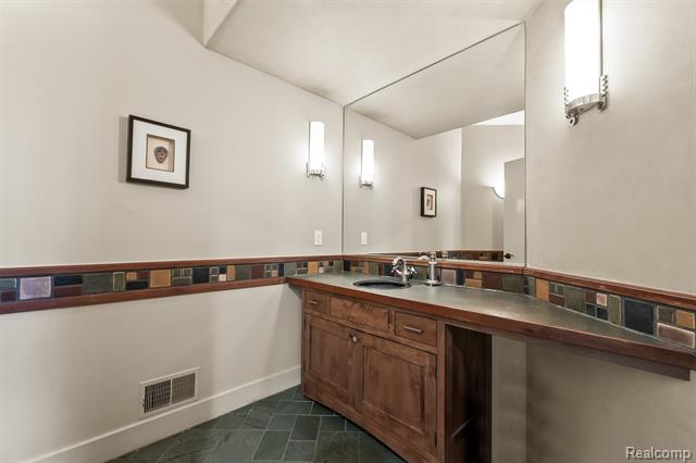 Builiding view nineteen for 1800 Tiverton, Bloomfield Hills, MI. 48304