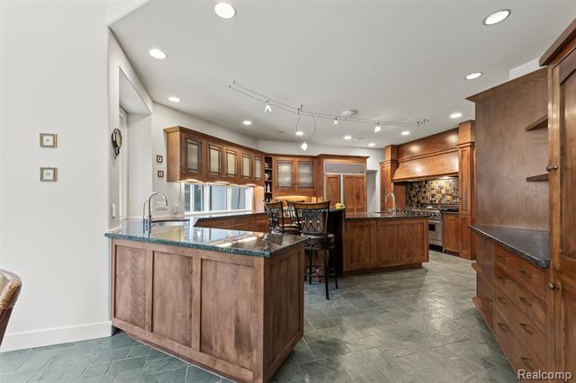 Builiding view ten for 1800 Tiverton, Bloomfield Hills, MI. 48304