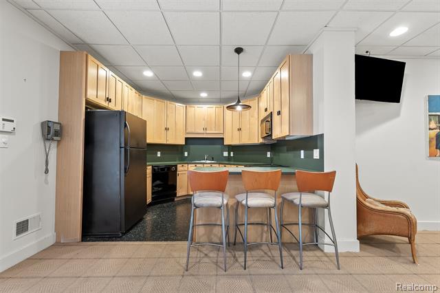 Builiding view thirty eight for 1800 Tiverton, Bloomfield Hills, MI. 48304