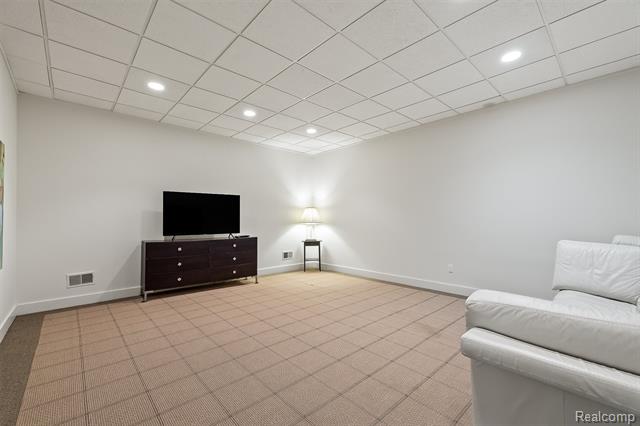 Builiding view thirty four for 1800 Tiverton, Bloomfield Hills, MI. 48304