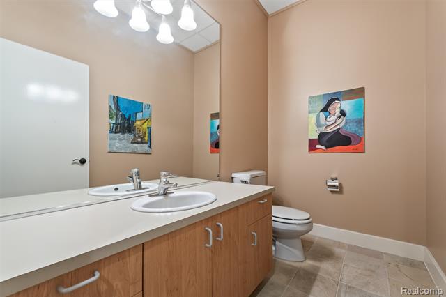 Builiding view thirty nine for 1800 Tiverton, Bloomfield Hills, MI. 48304