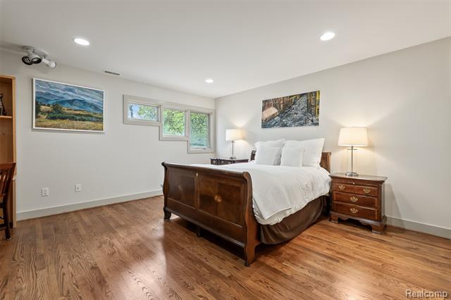 Builiding view thirty two for 1800 Tiverton, Bloomfield Hills, MI. 48304