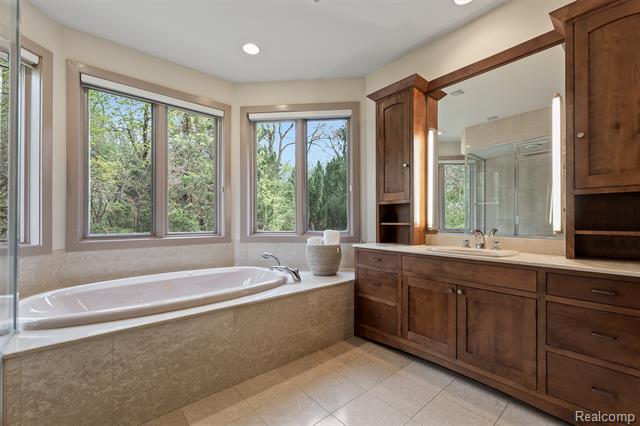 Builiding view twenty five for 1800 Tiverton, Bloomfield Hills, MI. 48304