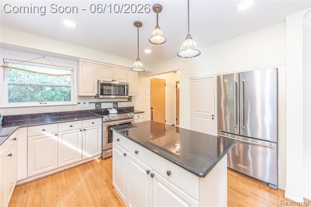 Builiding view thirty five for 3887 Stonecrest, West Bloomfield, MI. 48322