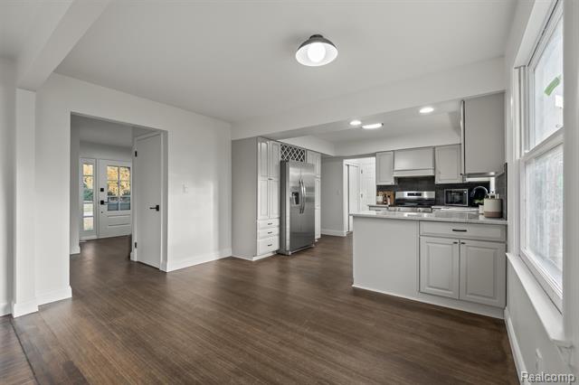 Builiding view fourteen for 4603 Hedgewood, Bloomfield Hills, MI. 48301