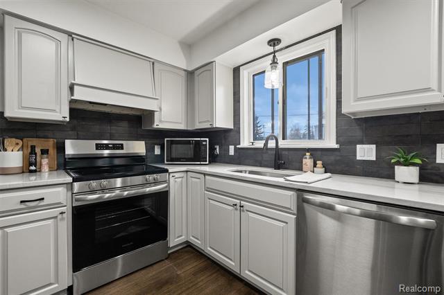 Builiding view ten for 4603 Hedgewood, Bloomfield Hills, MI. 48301