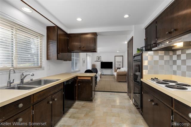 Builiding view eighteen for 2129 Long Lake Shore, West Bloomfield, MI. 48323