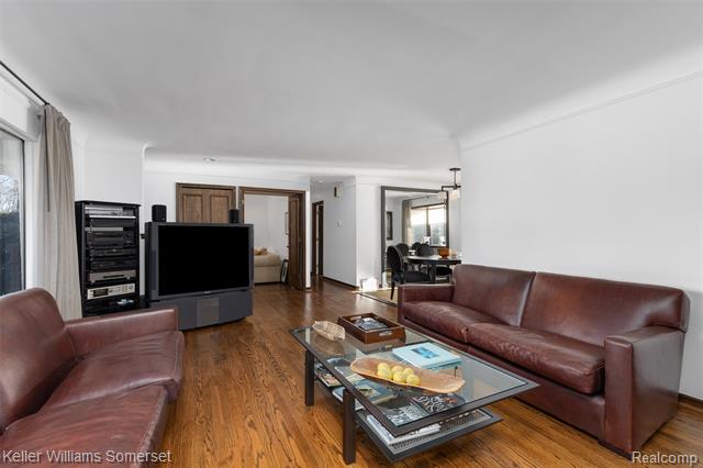 Builiding view four for 2129 Long Lake Shore, West Bloomfield, MI. 48323