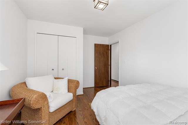 Builiding view nine for 2129 Long Lake Shore, West Bloomfield, MI. 48323