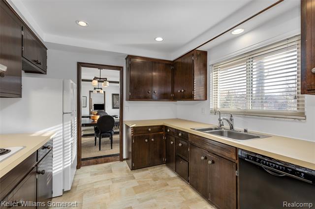 Builiding view nineteen for 2129 Long Lake Shore, West Bloomfield, MI. 48323