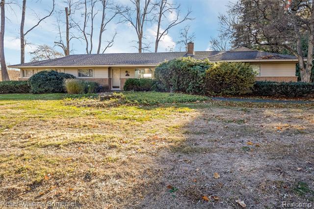 Builiding view one for 2129 Long Lake Shore, West Bloomfield, MI. 48323