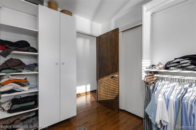 Builiding view seventeen for 2129 Long Lake Shore, West Bloomfield, MI. 48323