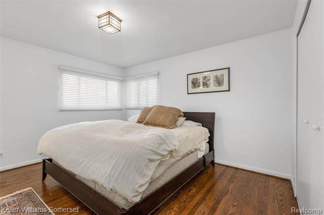 Builiding view ten for 2129 Long Lake Shore, West Bloomfield, MI. 48323