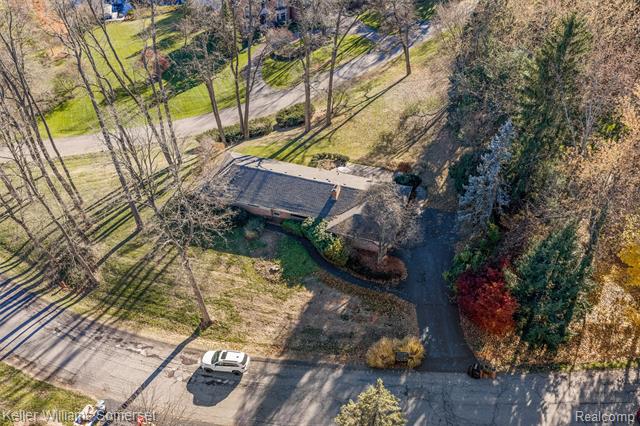 Builiding view thirty five for 2129 Long Lake Shore, West Bloomfield, MI. 48323