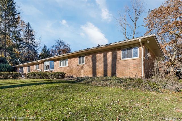 Builiding view thirty one for 2129 Long Lake Shore, West Bloomfield, MI. 48323