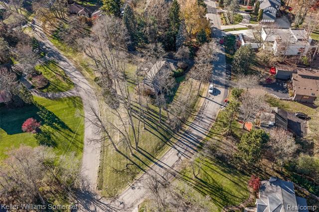 Builiding view thirty six for 2129 Long Lake Shore, West Bloomfield, MI. 48323