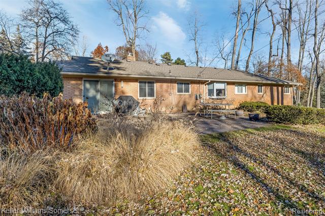 Builiding view thirty three for 2129 Long Lake Shore, West Bloomfield, MI. 48323