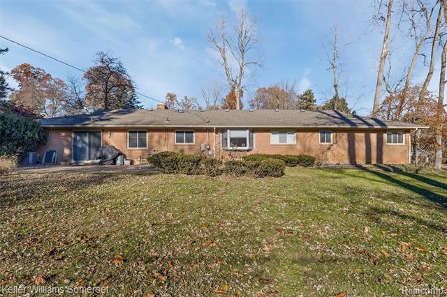 Builiding view thirty two for 2129 Long Lake Shore, West Bloomfield, MI. 48323