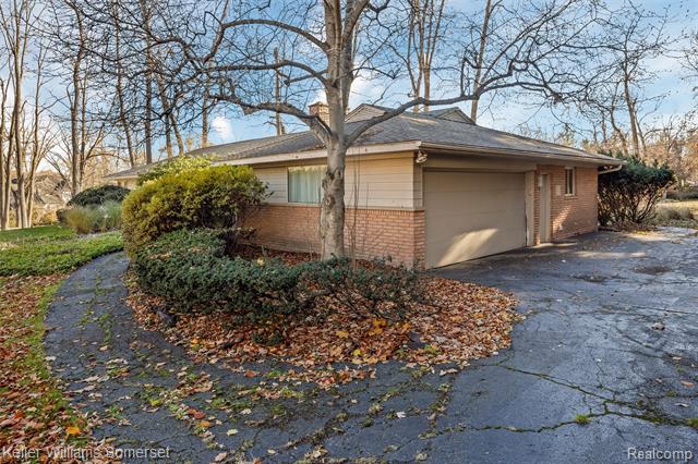 Builiding view thirty for 2129 Long Lake Shore, West Bloomfield, MI. 48323