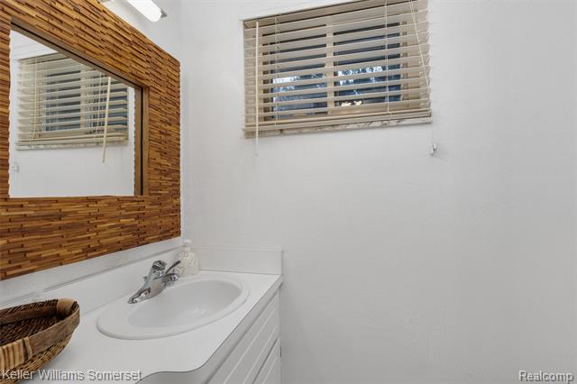 Builiding view twenty five for 2129 Long Lake Shore, West Bloomfield, MI. 48323