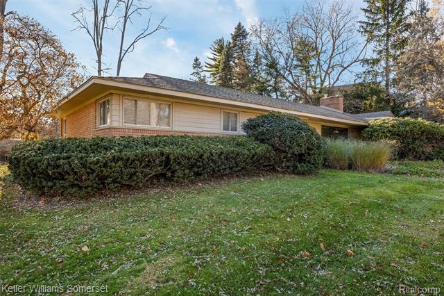 Builiding view twenty nine for 2129 Long Lake Shore, West Bloomfield, MI. 48323