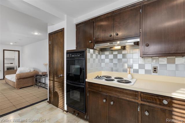 Builiding view twenty one for 2129 Long Lake Shore, West Bloomfield, MI. 48323