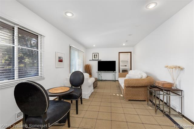 Builiding view twenty two for 2129 Long Lake Shore, West Bloomfield, MI. 48323