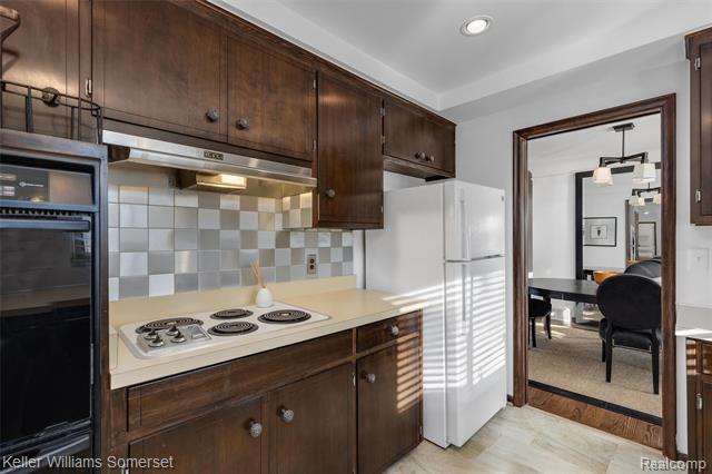 Builiding view twenty for 2129 Long Lake Shore, West Bloomfield, MI. 48323