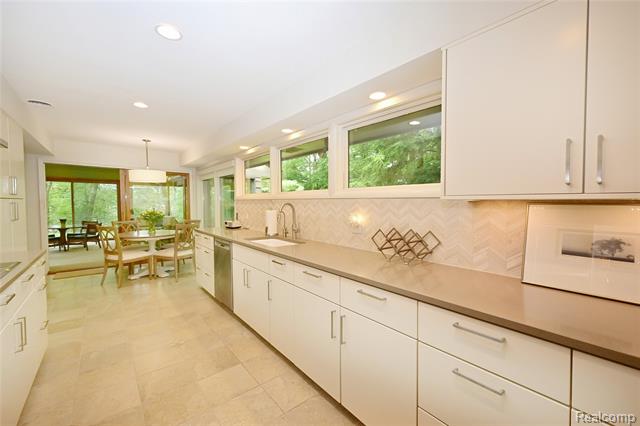 Builiding view fourteen for 3310 Dogwood, Bloomfield Hills, MI. 48304