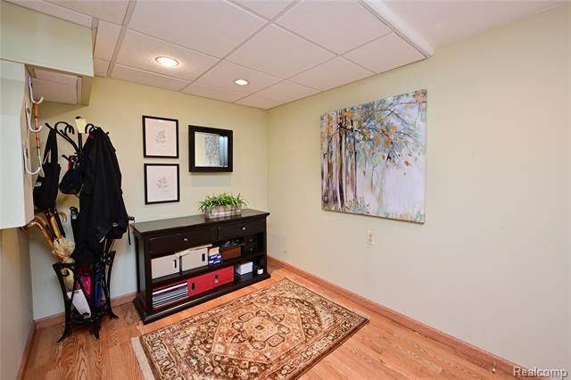 Builiding view thirty four for 3310 Dogwood, Bloomfield Hills, MI. 48304