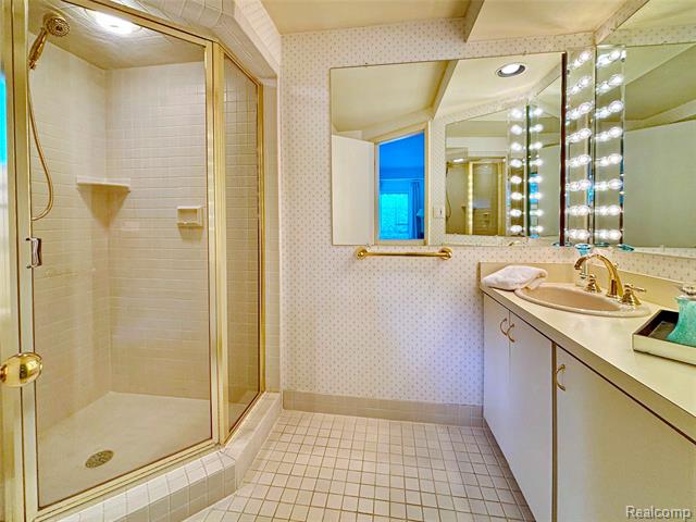 Builiding view twenty four for 3310 Dogwood, Bloomfield Hills, MI. 48304