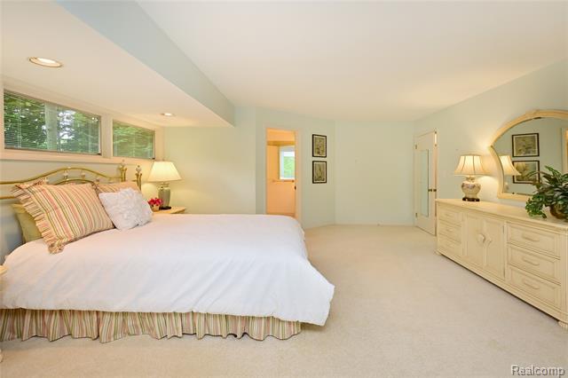 Builiding view twenty three for 3310 Dogwood, Bloomfield Hills, MI. 48304