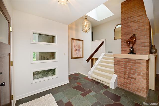 Builiding view twenty for 3310 Dogwood, Bloomfield Hills, MI. 48304