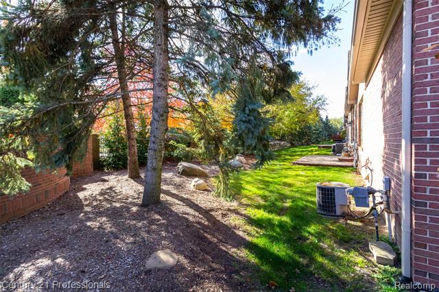 Builiding view forty for 207 Harrington, Troy, MI. 48098