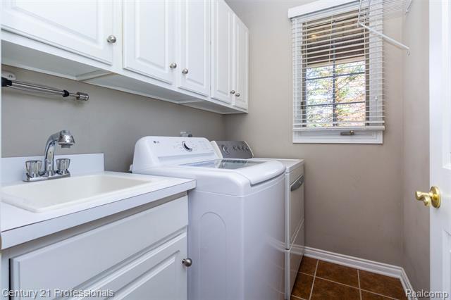 Builiding view thirty three for 207 Harrington, Troy, MI. 48098