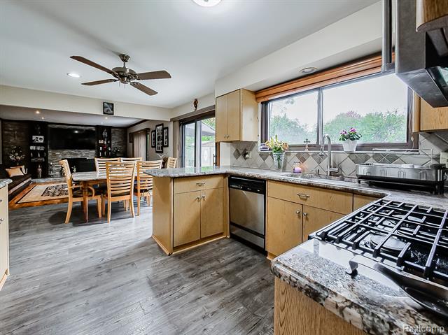 Builiding view eighteen for 5152 Bayside, Troy, MI. 48098