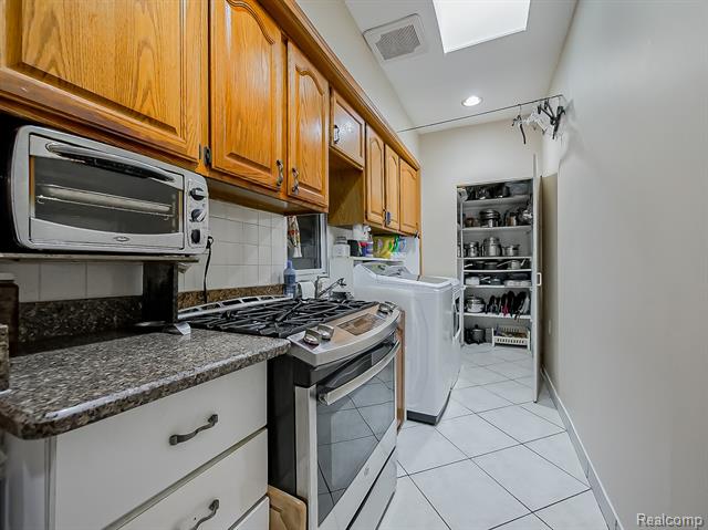 Builiding view eleven for 5152 Bayside, Troy, MI. 48098