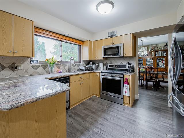 Builiding view fifteen for 5152 Bayside, Troy, MI. 48098