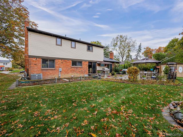 Builiding view forty four for 5152 Bayside, Troy, MI. 48098