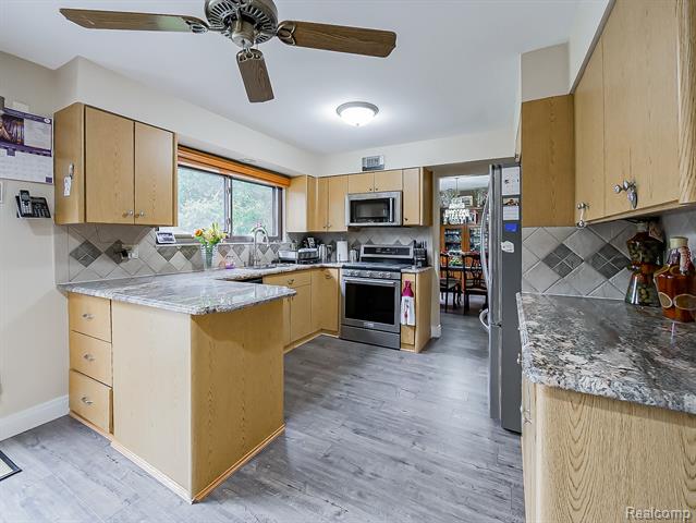 Builiding view seventeen for 5152 Bayside, Troy, MI. 48098