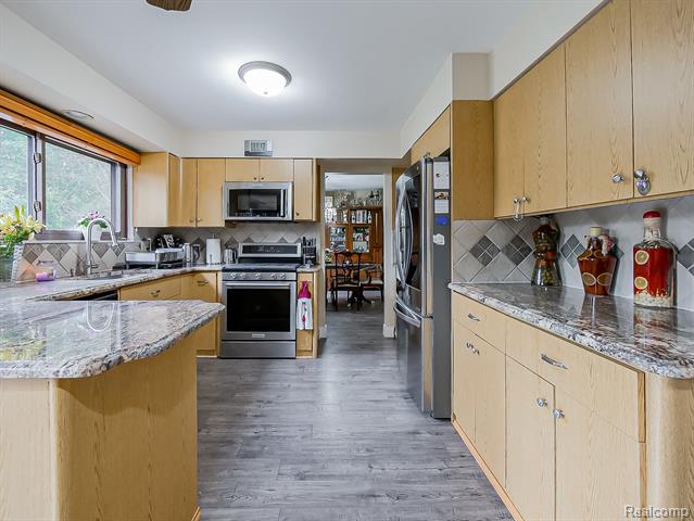 Builiding view sixteen for 5152 Bayside, Troy, MI. 48098